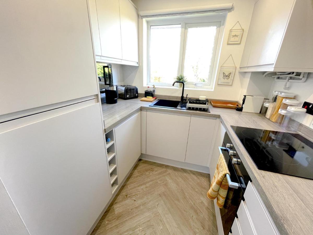 Escape To Tranquil 1 Bed, Poole Villa Canford Magna Екстериор снимка